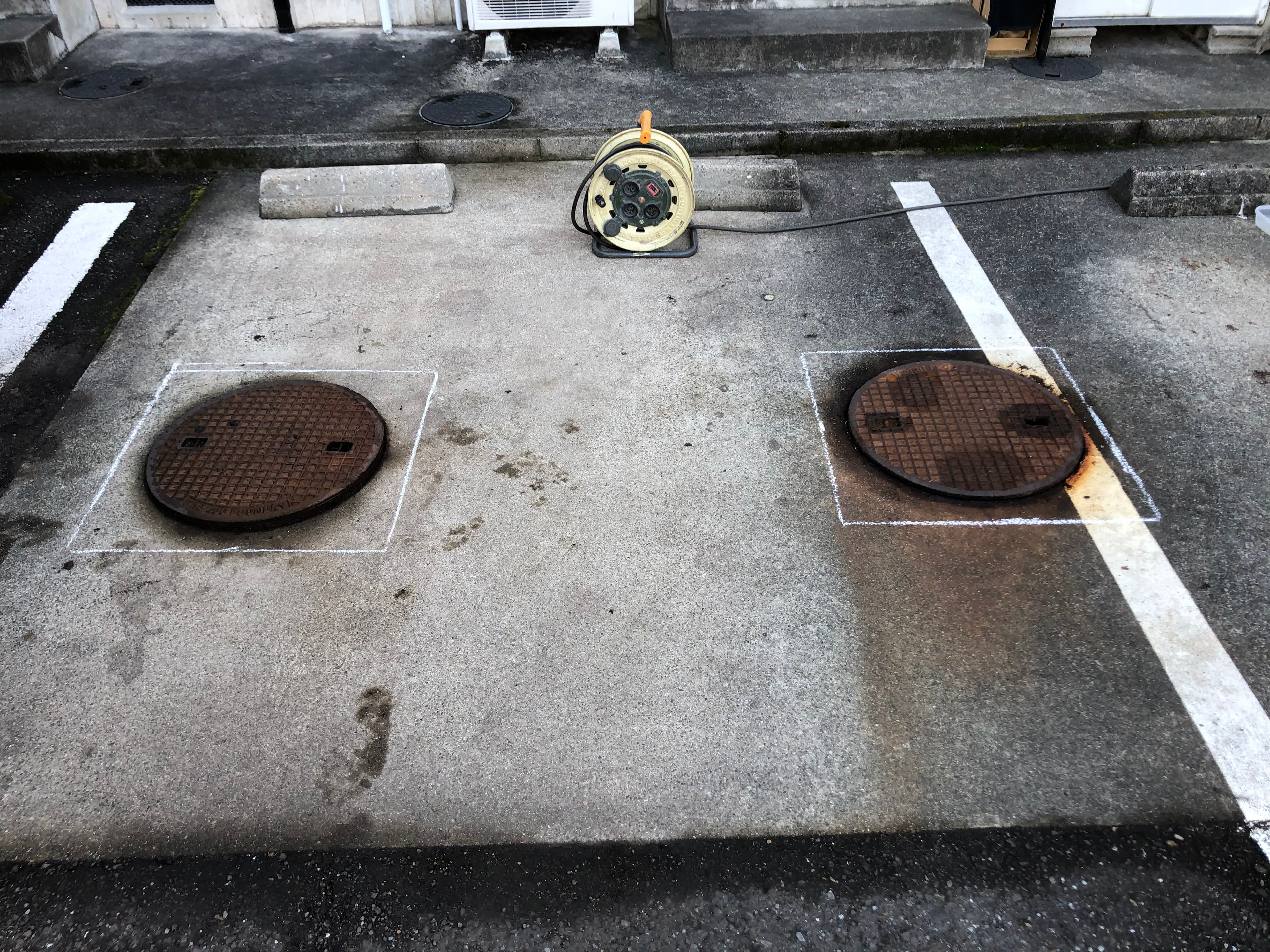 マンホール取替工事前 - 破損したマンホール蓋と緊急修理が必要な状態