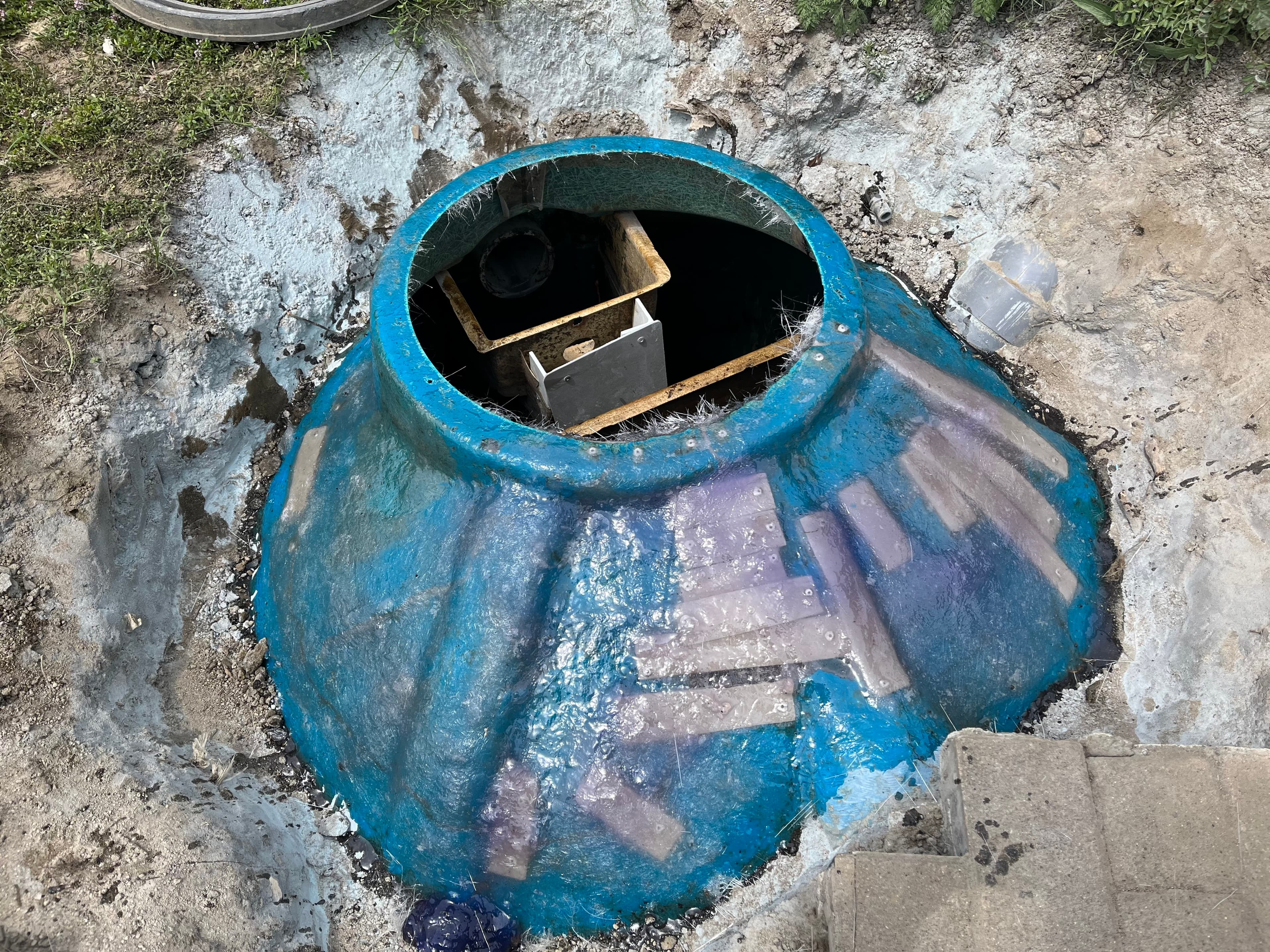 FRP製浄化槽の修理後 - 完全に修復された高品質施工結果